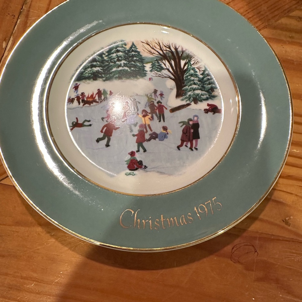 Avon Green and Gold Christmas 1975 Ceramic Plate